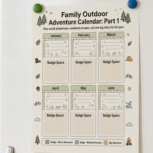 Op de afbeelding: Een witte papieren Family Outdoor Adventure Calendar: Part 1 bevestigd aan een koelkast met twee magneten. De kalender bevat zes maandelijkse secties van januari tot juni, elk met lijnen voor notities en een aangewezen Badge Space voor activiteiten.