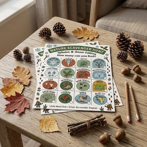 Puede incluir: Una hoja de actividades Nature Scavenger Hunt Winter & Snow Edition con una cuadr&iacute;cula de doce elementos ilustrados para encontrar, incluyendo un copo de nieve, car&aacute;mbano, escarcha, rama desnuda, huella, acebo, bayas rojas, charco helado, zorro, erizo, huellas de ciervo, musgo, cabeza de semilla, casta&ntilde;a, choch&iacute;n y herrerillo com&uacute;n.