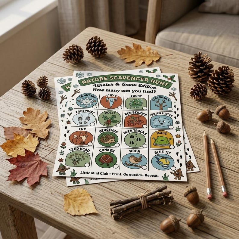 Puede incluir: Una hoja de actividades Nature Scavenger Hunt Winter & Snow Edition con una cuadr&iacute;cula de doce elementos ilustrados para encontrar, incluyendo un copo de nieve, car&aacute;mbano, escarcha, rama desnuda, huella, acebo, bayas rojas, charco helado, zorro, erizo, huellas de ciervo, musgo, cabeza de semilla, casta&ntilde;a, choch&iacute;n y herrerillo com&uacute;n.