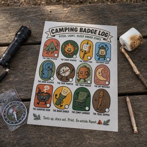 Puede incluir: Una l&aacute;mina Camping Badge Log con doce iconos ilustrados con caras sonrientes, incluyendo una tienda de campa&ntilde;a, hoguera, malvavisco, linterna, saco de dormir, br&uacute;jula, mochila, luna, olla, linterna, silla y un palo, con el texto Camping Badge Log.