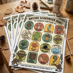 K&ouml;nnte beinhalten: Ein Stapel "Nature Scavenger Hunt - Forest Edition" Aktivit&auml;tsbl&auml;tter. Die Bl&auml;tter zeigen farbenfrohe Illustrationen von Waldgegenst&auml;nden wie Tannenzapfen, Pilzen und Tierspuren. Der Text enth&auml;lt "Little Mud Club - Print. Go outside. Repeat."