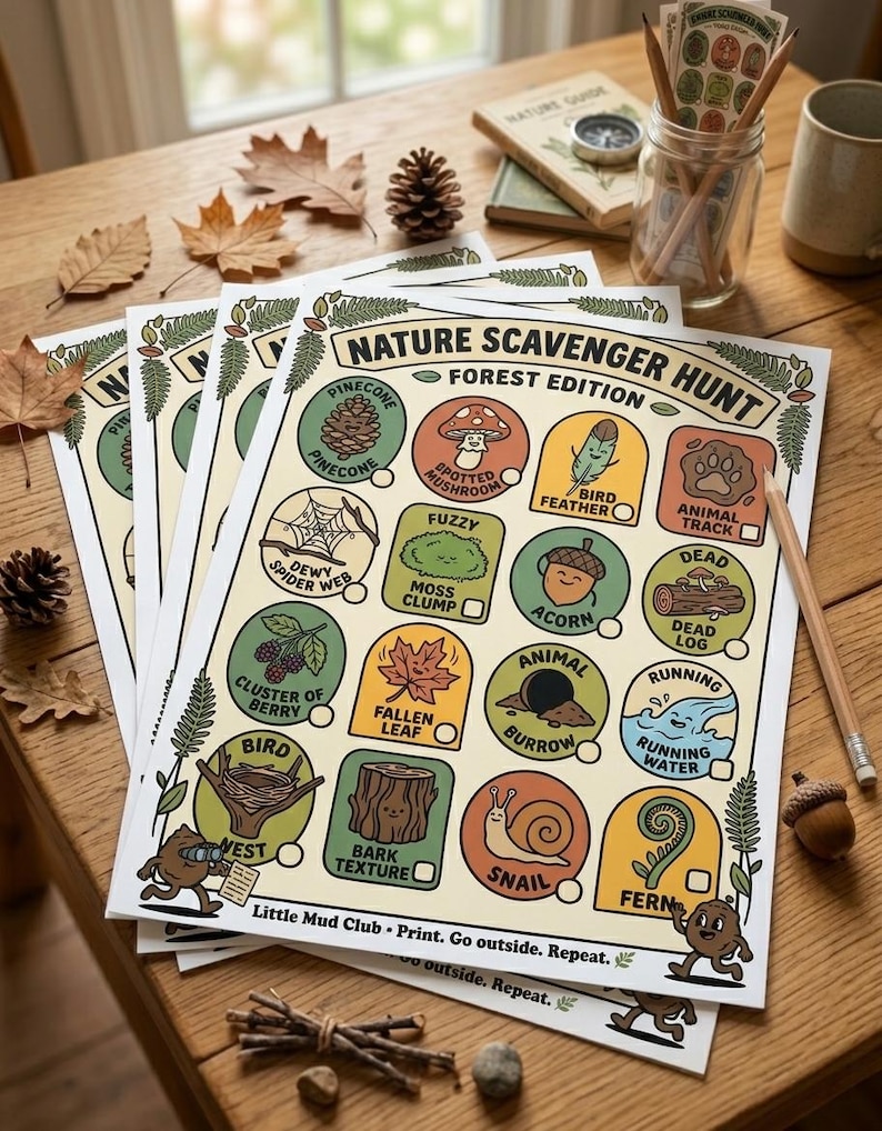 K&ouml;nnte beinhalten: Ein Stapel "Nature Scavenger Hunt - Forest Edition" Aktivit&auml;tsbl&auml;tter. Die Bl&auml;tter zeigen farbenfrohe Illustrationen von Waldgegenst&auml;nden wie Tannenzapfen, Pilzen und Tierspuren. Der Text enth&auml;lt "Little Mud Club - Print. Go outside. Repeat."