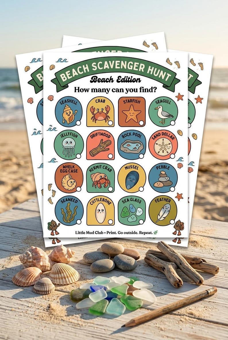 Puede incluir: Una hoja de actividades Beach Scavenger Hunt Beach Edition con diecis&eacute;is elementos ilustrados para encontrar, incluyendo una concha, un cangrejo, una estrella de mar, una gaviota, una medusa, madera flotante, una poza, un d&oacute;lar de arena, una c&aacute;psula de huevo de buccino, un cangrejo ermita&ntilde;o, un mejill&oacute;n, un guijarro, algas, un hueso de sepia, vidrio marino y una pluma.