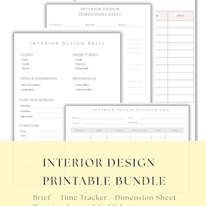 Op de afbeelding: Een printbaar interieurontwerppakket met vier witte documenten met zwarte tekst: Interior Design Time Tracker, Dimensions Sheet, Brief en Decision Log, beschikbaar in A4- en US Letter-formaten voor het organiseren van projecten.