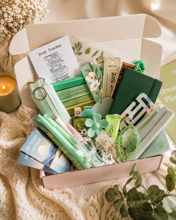 Geschenk für Freundin, liebevoll ausgewählte Produkte, Geschenkbox für Frauen, Selfcare Box, Bookish Bundle, Care Paket, Geschenkidee