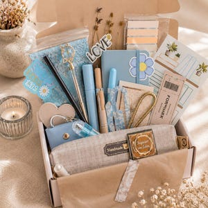 Geschenk für Freundin - 3 Premium-Artikel und 10+ Bookish Produkte, Selfcare Box, Geschenkbox für Frauen, Bookish Bundle, Care Paket