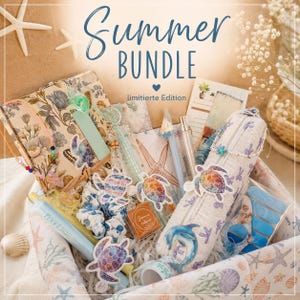 Könnte beinhalten: Eine Summer Bundle Geschenkbox mit einem Blumen-Notizbuch, einem gesteppten Federmäppchen mit Meeresschildkröten- und Delfinmotiven, verschiedenen Stiften, einem blauen Haargummi, Aufklebern und Schreibwaren mit nautischen und maritimen Designs.