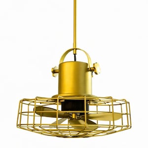 Puede incluir: Un ventilador de techo de color dorado con una carcasa de motor cilíndrica y una jaula de alambre protectora que rodea las aspas. La unidad está suspendida por una varilla vertical delgada unida a un soporte de techo circular, con dos perillas de ajuste.