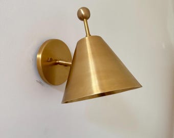 Handgemaakte messing wandkandelaar: moderne enkele lamp uit het midden van de eeuw