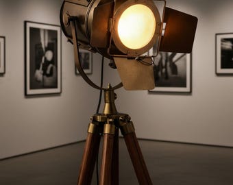 Antyczna mosiężna lampa podłogowa na trójnogu, lampa studyjna w stylu vintage, drewniany reflektor, wystrój w stylu industrialnym i marynistycznym