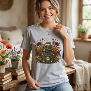Frog Reading Book T-Shirt | Cottagecore Mushroom Frog Tee | Fairycore Wildflower Graphic Shirt | Vintage Botanical Frog Lover Gift
