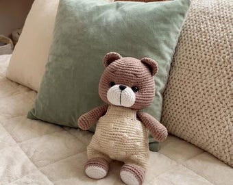 Orsetto di peluche amigurumi con salopette – Schema all'uncinetto (PDF)