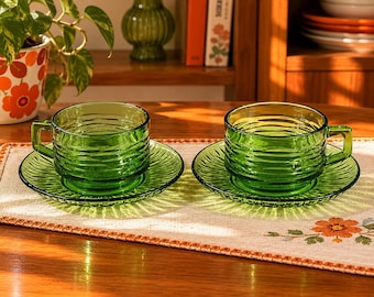 2 Franse theekopjes van Vereco, smaragdgroen schoteltje, geribbeld glas, jaren 70