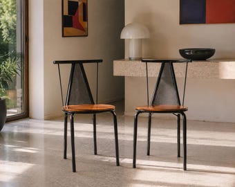 Een paar zeldzame postmodernistische stoelen in Memphis-stijl, van zwart metaal en hout. Italië, jaren 80.