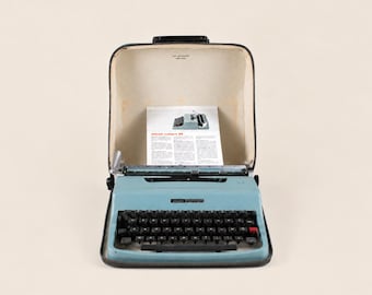 Olivetti Lettera 32 Working Blue Typewriter with Original Case and Instructions, Marcello Nizzoli Italian Design, 1960s