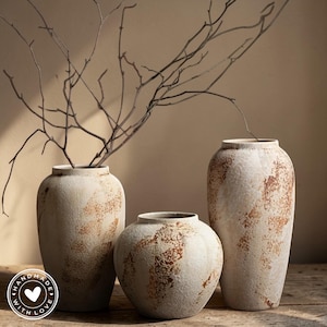 Puede incluir: Una bandeja de servir de madera hecha a mano con acabado natural. La bandeja rectangular tiene bordes elevados y dos asas. La veta de la madera es visible, mostrando su encanto rústico. Dimensiones: 45,7 cm de largo, 30,5 cm de ancho y 5,1 cm de alto.
