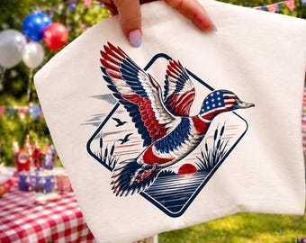 Imagen PNG de un pato patriótico / Pato ánade real volando con la bandera estadounidense / Imágenes prediseñadas de patos para el 4 de julio / Diseño de camiseta de caza de patos / Arte digital de patos de EE. UU.
