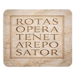 Può includere: Un sottobicchiere rettangolare con angoli arrotondati, simile al marmo. Il testo "ROTAS OPERA TENET AREPO SATOR" è intagliato in un carattere serif all'interno di un bordo decorativo. Lo sfondo ha un aspetto marmorizzato.