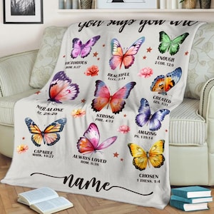 Manta personalizada con mariposas, manta con versículo bíblico "Dios dice que eres...", manta con nombre cristiano, ropa de cama religiosa de forro polar, regalo inspirador de fe.