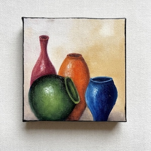 Puede incluir: Una pintura de naturaleza muerta con cuatro jarrones de cerámica en tonos rojo, naranja, verde y azul. Los jarrones varían en forma y tamaño, con un fondo neutro. La obra de arte está sobre un lienzo cuadrado.