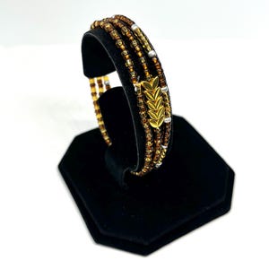 Op de afbeelding: Een set van drie keramische mokken met een gespikkelde, matte afwerking. De mokken zijn in crème, lichtgrijs en donkergrijs. Elke mok heeft een eenvoudig, minimalistisch ontwerp en een afgeronde handgreep. Geschikt voor koffie, thee of andere dranken.