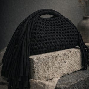 Pochette noire en crochet à franges | Sac bohème chic fait main | Pochette ronde maxi en crochet | Sac d'été pour femme | Fabriqué en Italie