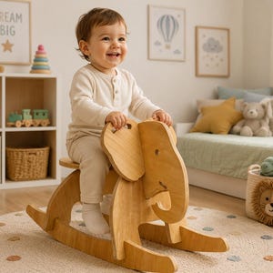 Può includere: Un dondolo in legno chiaro a forma di elefante con seduta piatta e basi curve. L'elefante presenta un design semplice con intagli per gli occhi e la proboscide, realizzato con pannelli di compensato di colore chiaro e superficie liscia.