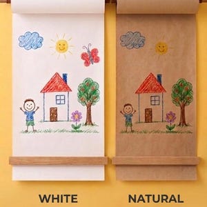 Pu&ograve; includere: Due dispenser di carta a parete con supporti in legno, uno con carta kraft bianca e l'altro con carta kraft marrone naturale. Entrambi i rotoli presentano disegni identici a matita colorata di una casa, una persona, un albero, un sole e una nuvola.