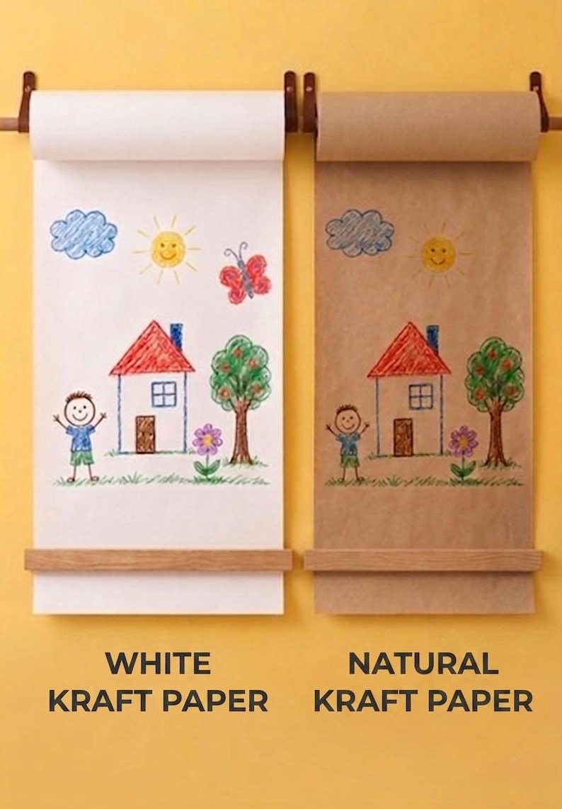 Pu&ograve; includere: Due dispenser di carta a parete con supporti in legno, uno con carta kraft bianca e l'altro con carta kraft marrone naturale. Entrambi i rotoli presentano disegni identici a matita colorata di una casa, una persona, un albero, un sole e una nuvola.