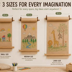Pu&ograve; includere: Tre dispenser di carta kraft a parete con supporti in legno, etichettati 30 cm, 50 cm e 70 cm. La carta mostra disegni a matita colorata di una casa, un paesaggio e animali. Il testo recita 3 SIZES FOR EVERY IMAGINATION.