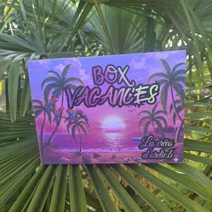 Peut inclure: Une boîte avec une scène de coucher de soleil tropical avec des palmiers, l'océan et un ciel vibrant. Le texte "BOX VACANCES" est affiché dans une police colorée. La boîte est entourée de feuilles de palmier vertes.