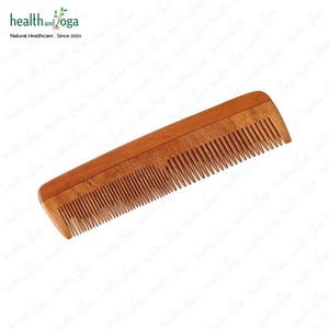 Peut inclure: Un peigne en bois avec une finition brun naturel. Le peigne a une large poignée et des dents fines.