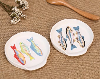 Kustvis Lepelsteun Set Kleurrijke Sardine Keramische Keuken Lepel Houder Handgeschilderde Aardewerk Schotel Rustiek Linnen Cottagecore Cadeau