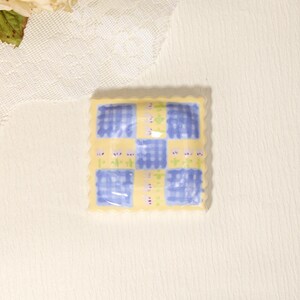 Poggia cucchiaio a tulipano a quadretti blu, porta utensili in ceramica fatto a mano, piatto quadrato smerlato, patchwork giallo, stile cottagecore, regalo per la cucina