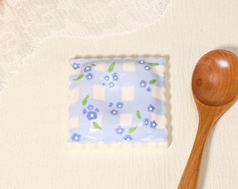 Blå gingham liten blommig skedstöd handgjord keramisk bestickhållare graciös fyrkantig skål söt Cottagecore köksdekoration present