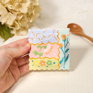 Poggiacucchiaio in ceramica fatto a mano con motivo floreale patchwork pastello, portautensili quadrato smerlato, rosa, giallo, blu, stile cottagecore, regalo per la cucina