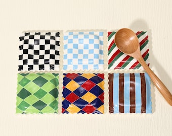 Retro Checkerboard Spoon Rest Handpinated Ceramic Ladle Holder Square Scalloped Utensil Rest Colorful Kitchen Decor Housewarming Gift Y2K