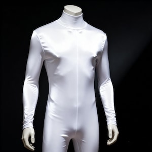 Puede incluir: Un body blanco de manga larga con cuello alto, exhibido en un maniqu&iacute;. La tela tiene un ligero brillo y la prenda es ajustada. El fondo es negro, resaltando el color blanco brillante del body.