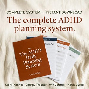 Pode incluir: Um planejador marrom-alaranjado intitulado "The ADHD Daily Planning System" com texto branco. A imagem inclui páginas de planejamento adicionais rotuladas como "Launch Pad", "Focus Tracker" e "Adult Guide". O texto "COMPLETE SYSTEM - INSTANT DOWNLOAD" está no topo.