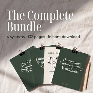 Puede incluir: El Complete Bundle, un conjunto de cuatro cuadernos de trabajo, se muestra sobre una superficie texturizada. Los cuadernos son de color verde oscuro y blanco, sujetos con clips. El texto de los cuadernos incluye "The Task Planning System" y "The Sensory Understanding Workbook."