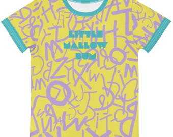 Camiseta infantil colorida con estampado integral del alfabeto – Camiseta de cuello redondo en morado, amarillo y verde, tops divertidos y únicos.