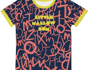 Camiseta infantil colorida con estampado integral del alfabeto – Azul marino, rosa, amarillo. Camiseta de cuello redondo, tops divertidos y únicos.