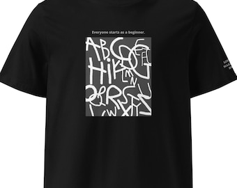Camiseta minimalista con tipografía abstracta dibujada a mano - 100% algodón orgánico, color blanco, con estampado de letras y tinta ecológica.