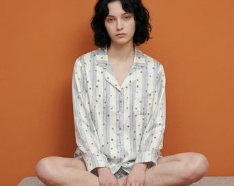 Camiseta de pijama de satén con estampado floral a rayas, ropa de estar por casa de estilo francés chic, camisa abotonada de seda romántica para dormir.