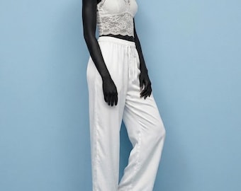 Pantalones de pijama elegantes y sedosos, ropa de dormir con estampado floral botánico, pijama minimalista para el autocuidado, ropa de estar por casa con estampado floral degradado en satén blanco.