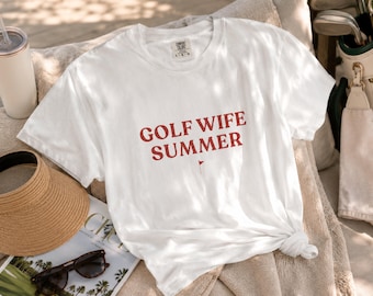 Maglietta estiva Comfort Colors® Golf Wife, maglietta divertente per la moglie del golfista, umorismo sul golf, marito che gioca a golf, umorismo sportivo, programmi per il fine settimana, maglietta divertente