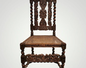 Silla antigua de madera tallada de estilo neocolonial español - Trono de mimbre con asiento de caña