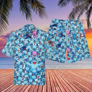 Puede incluir: Un conjunto de camisa y pantalones cortos hawaianos azules a juego. El conjunto está cubierto con un patrón repetitivo de personajes de dibujos animados en varias poses y con sombreros. El fondo es una escena de playa con palmeras y una puesta de sol.