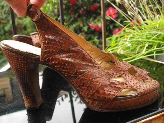 Brown 1940s snakeskin peep toe platform shoes / sa