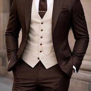 Traje marrón de 3 piezas de corte ajustado, chaleco en contraste, ropa formal para hombre para bodas y graduaciones.
